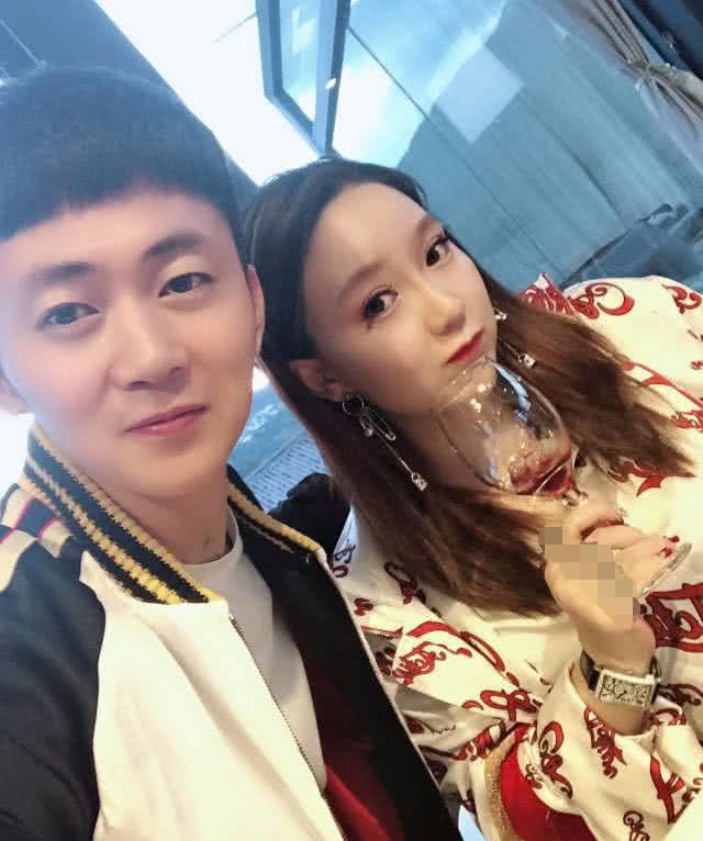 刘大美与路人合照,各种挡脸,网友:挡得住的是脸挡不住的是丑!