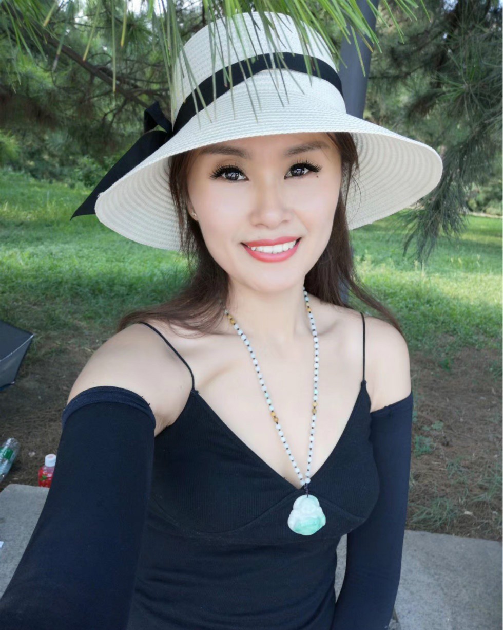 旅途摆拍:休闲小姐姐的旅途自拍 集性感自信于一身 身姿卓越