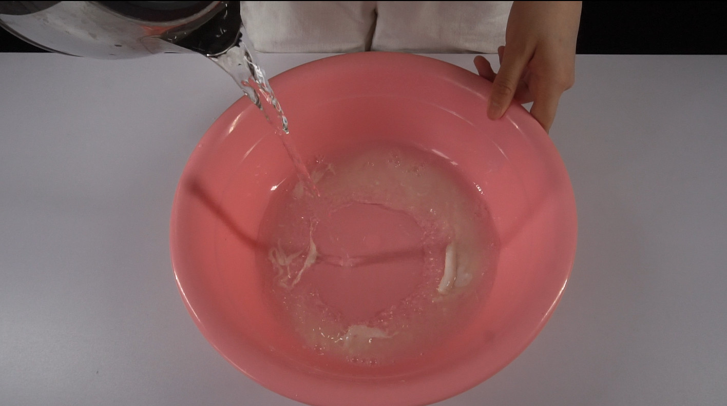 衣服床单上再脏的污渍把它倒进去洗得洁净如新比用洗衣粉好