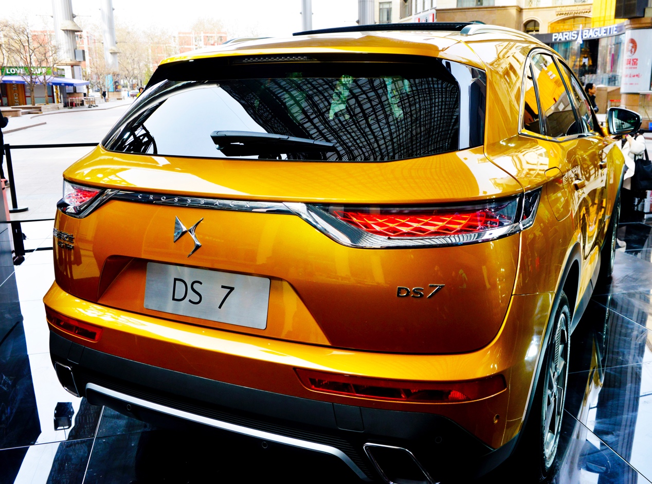 较为简洁,细节部分体现在led旋转大灯如钻石般璀璨,菱形纹路的尾灯