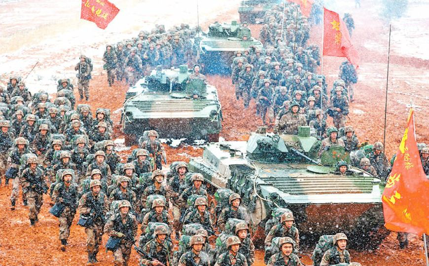 图为解放军合成化训练场景