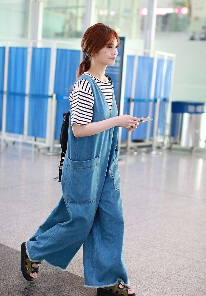 杨丞琳的鞋子也十分特别,厚底的鞋子,让杨丞琳身高得到了凸显.