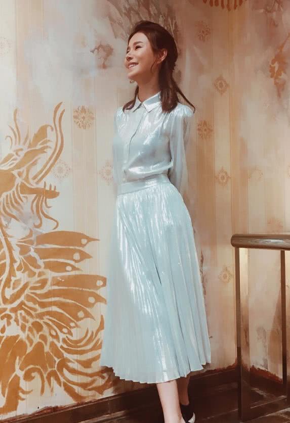 黄翠如真会玩竟把裙子挤成饺子皮竟非常好看