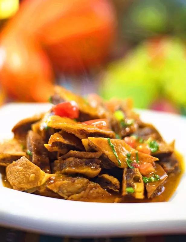 肉片平整舒展,光滑利落,汤汁不浊不腻 可谓最简单的食材,最不