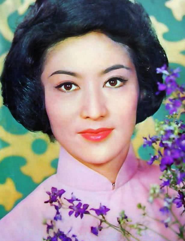 她凭借一部戏一夜爆红,可是父亲却从来不看,原因竟是这样!