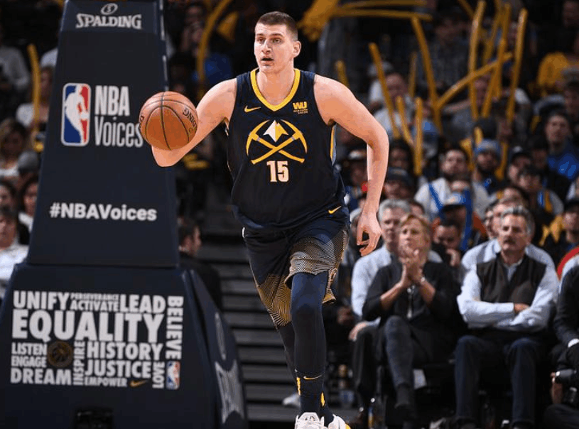 尼古拉约基奇的合同快要到期了,掘金队应该怎么办?现在续约吗?