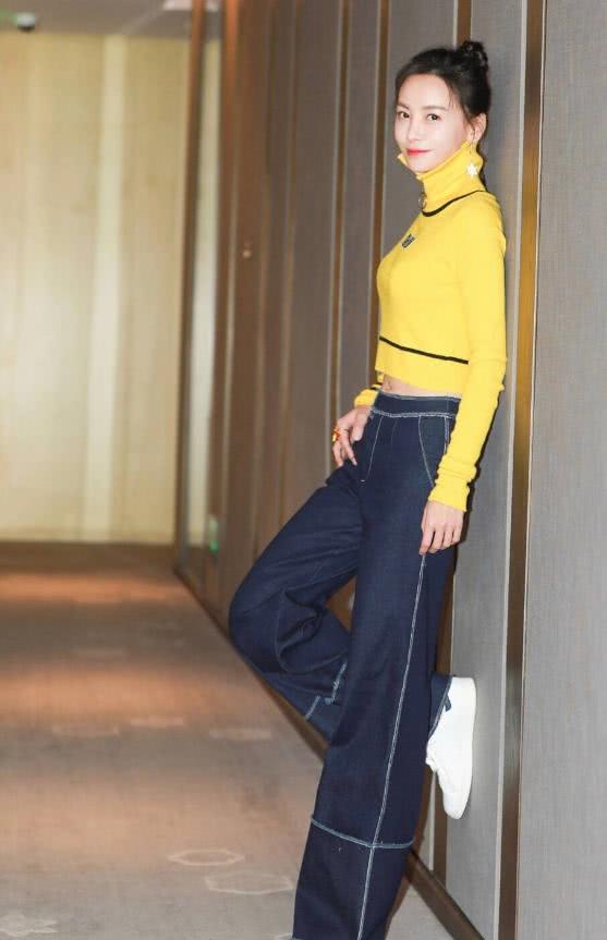 于文文白色长款衬衫,搭配一条黑色的长裙,看着