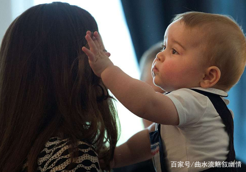 被乔治王子看凯特王妃的眼神萌哭了,网友:威廉