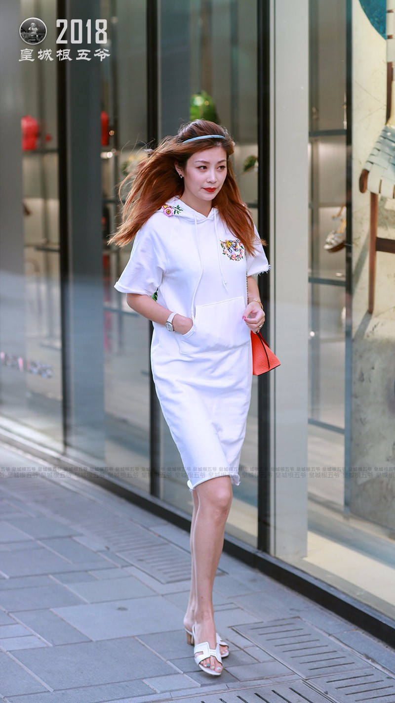 街拍高温热浪袭来让人酷热难耐