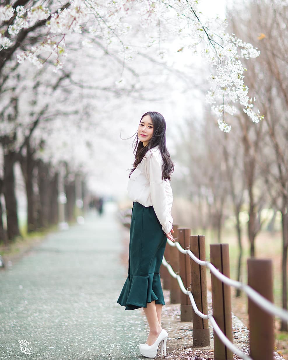 美女一袭长裙展示高挑性感好身材散发出青春活力气息