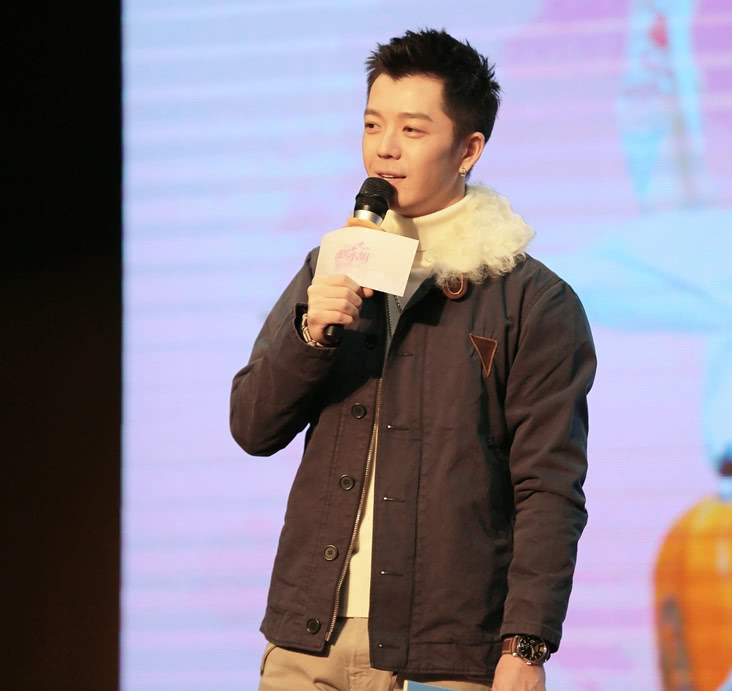 18岁选秀出道,26岁就当爹,如今老婆仍很美,儿子帅气,女儿漂亮