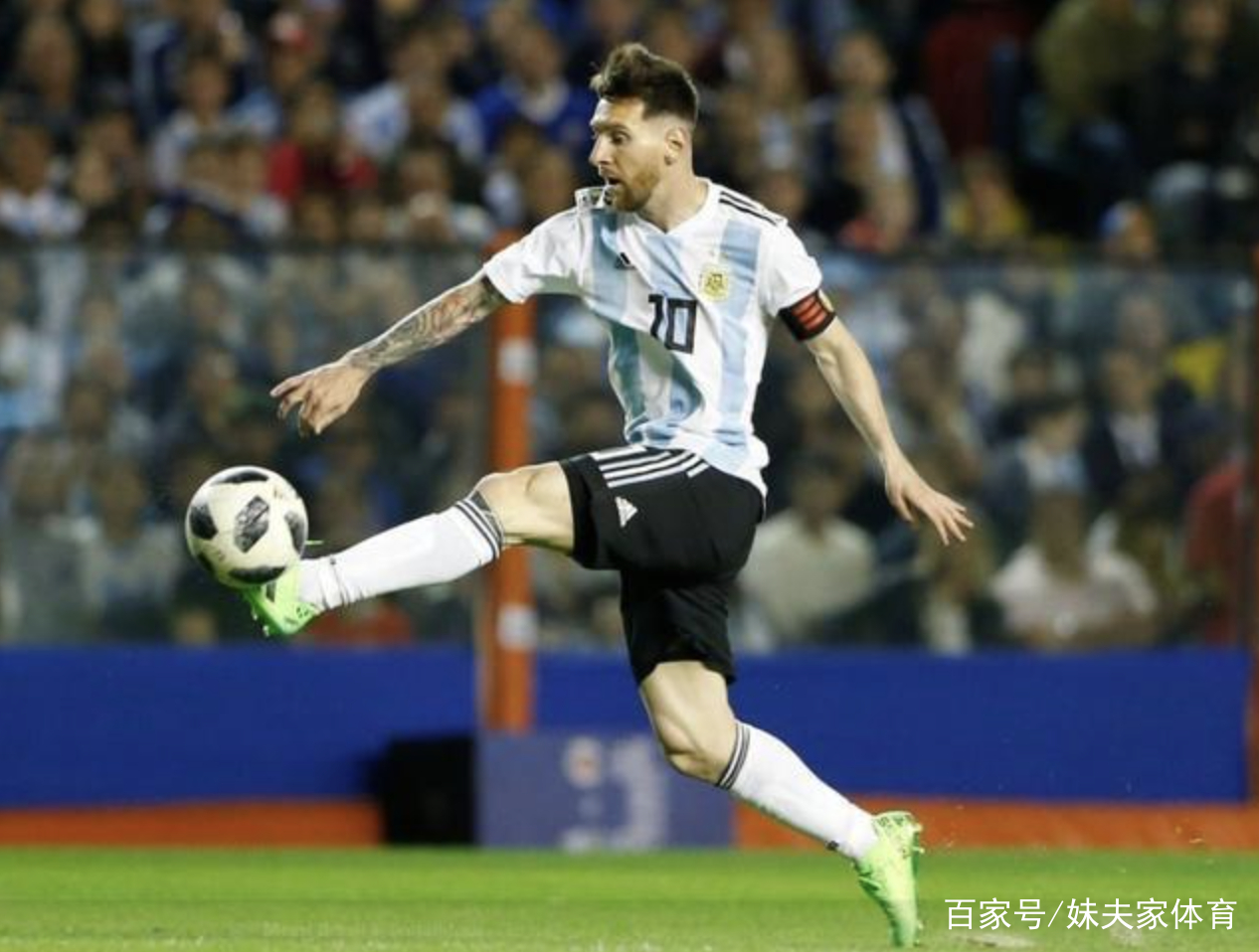 哨响后梅西暴力一脚将足球轰上了天 那一刻他在生谁的气?