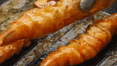 对于嗜鲜的食客来说,比鱼虾蹦跳在水中更令人兴奋的画面,就是大虾"