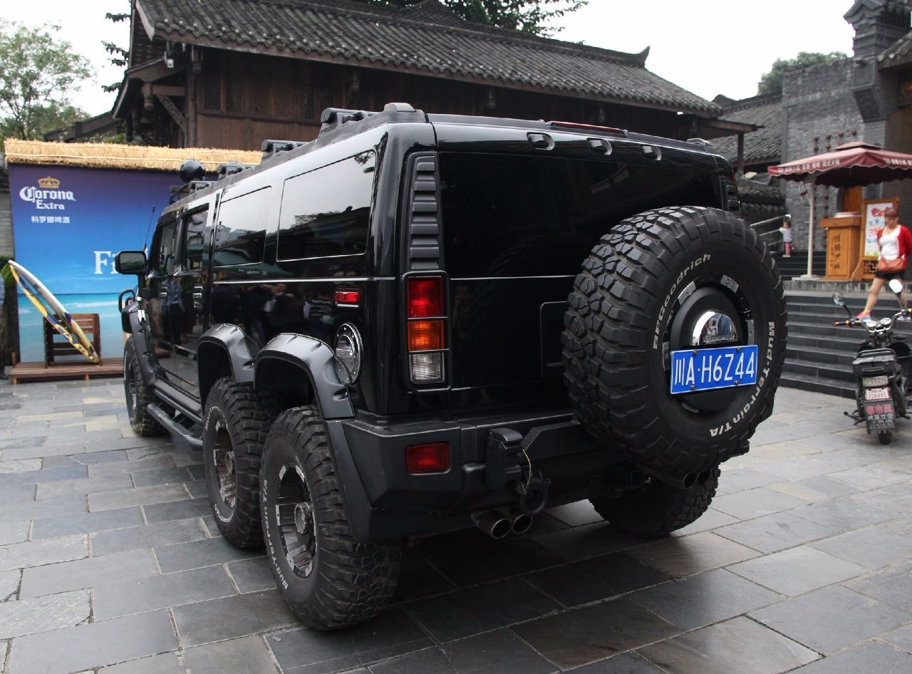 298万六轮悍马车长5米8停在商业街挡了两间门面