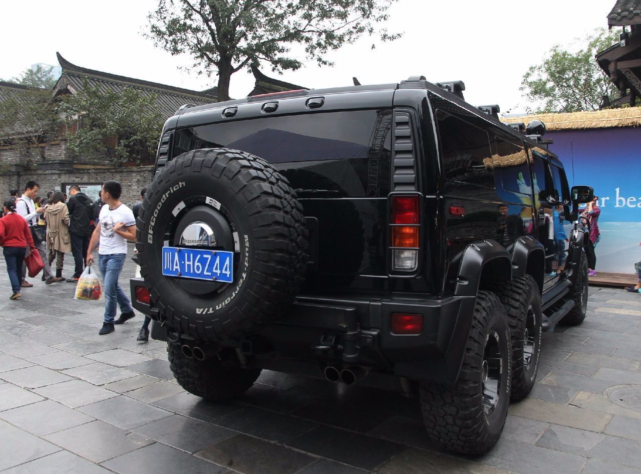 298万六轮悍马车长5米8停在商业街挡了两间门面