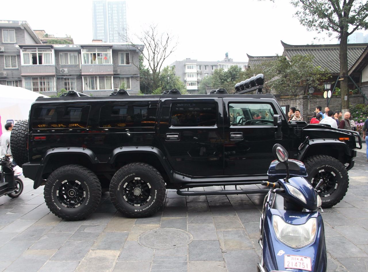 298万六轮悍马车长5米8停在商业街挡了两间门面