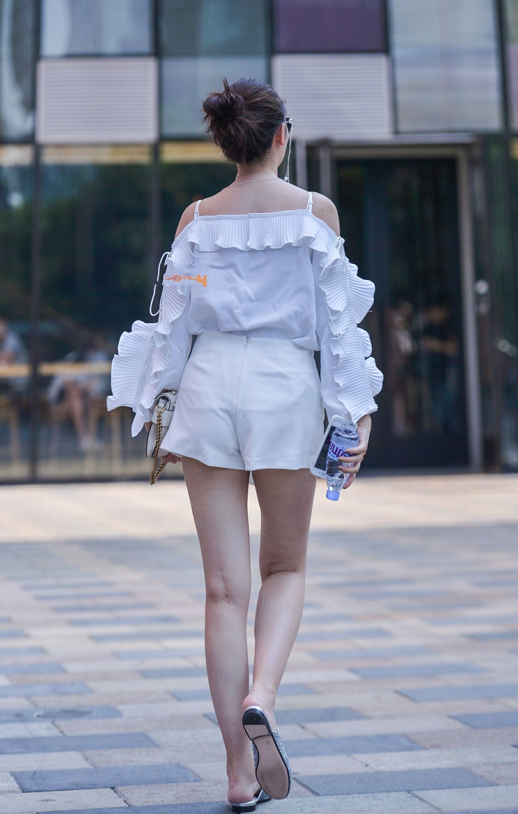 气质小姐姐白色露肩装气场强大,高挑好身材,一袭白衣光彩夺目