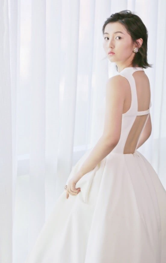 00后张子枫挺时尚,居然都穿上露背长裙了,可这仪态也该练练了