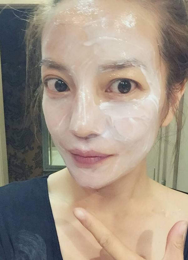 关晓彤:这种涂抹式的面膜虽然敷上去不太方便,但绝对是可以很个性化的