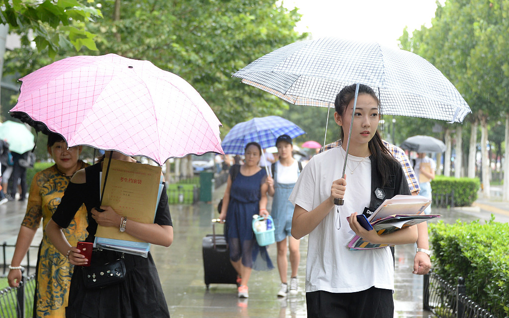 中戏开学报到新生颜值爆表 众多帅哥美女雨中疾行画面养眼|本科|雨中|