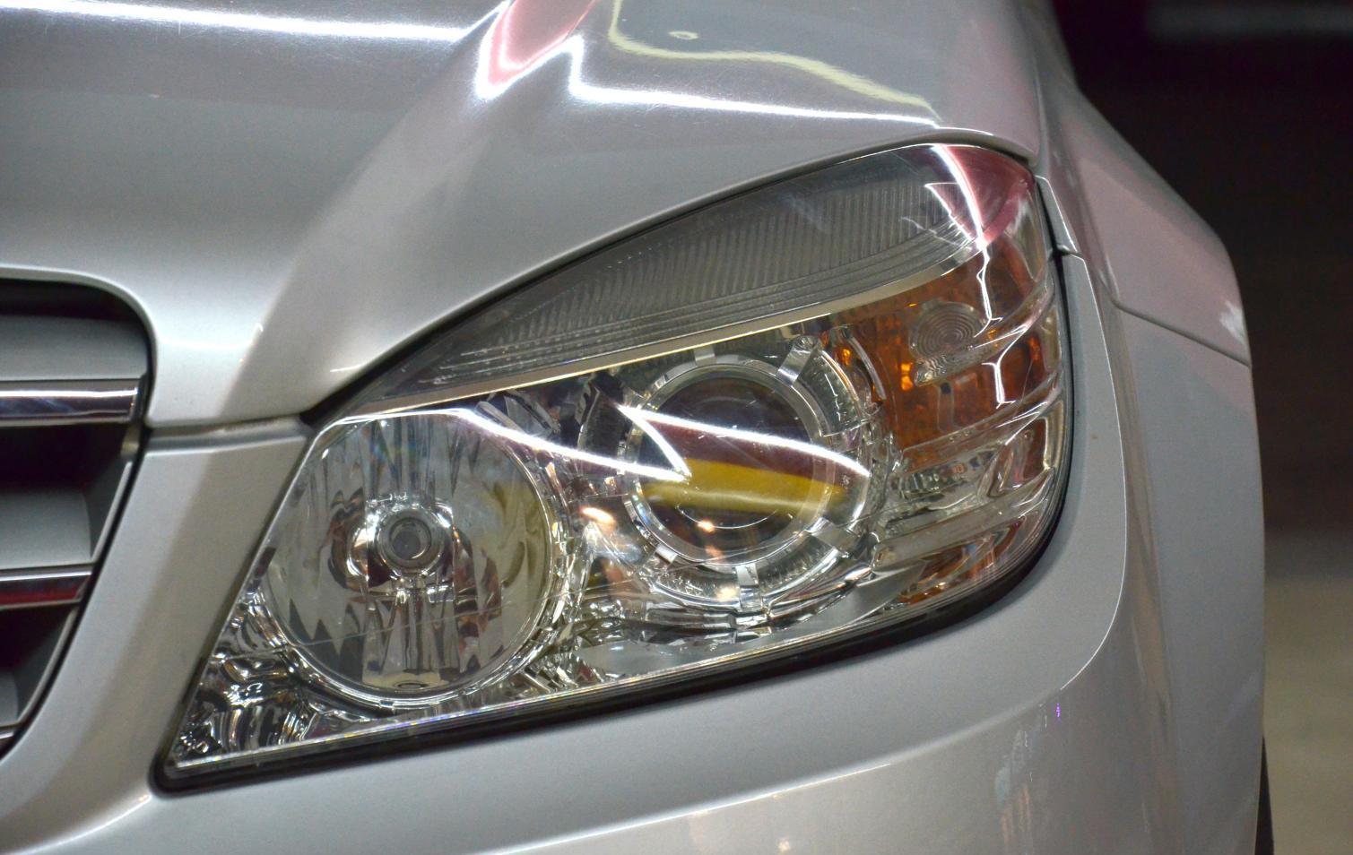 奔驰c200大灯改装海拉5双光透镜作业流程分享-新浪汽车