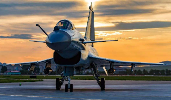 我国目前除了歼20外,战斗机中数字最大的就是歼16,这款战机参考了