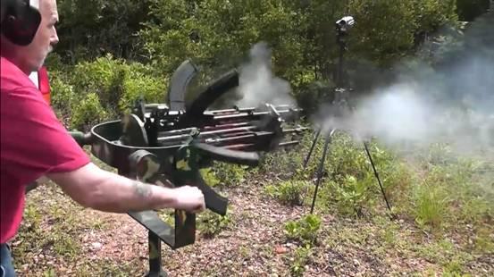 正在开火的"手工"加特林