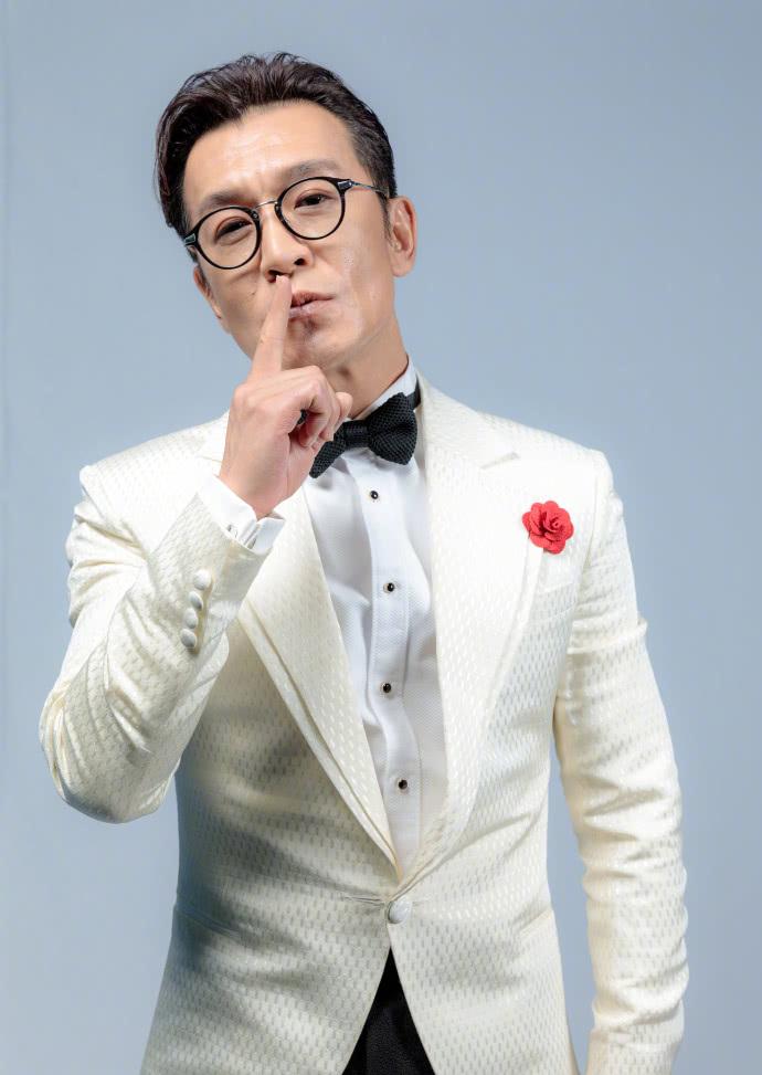 央视著名主持人李咏去世,网友说,简直不敢相信