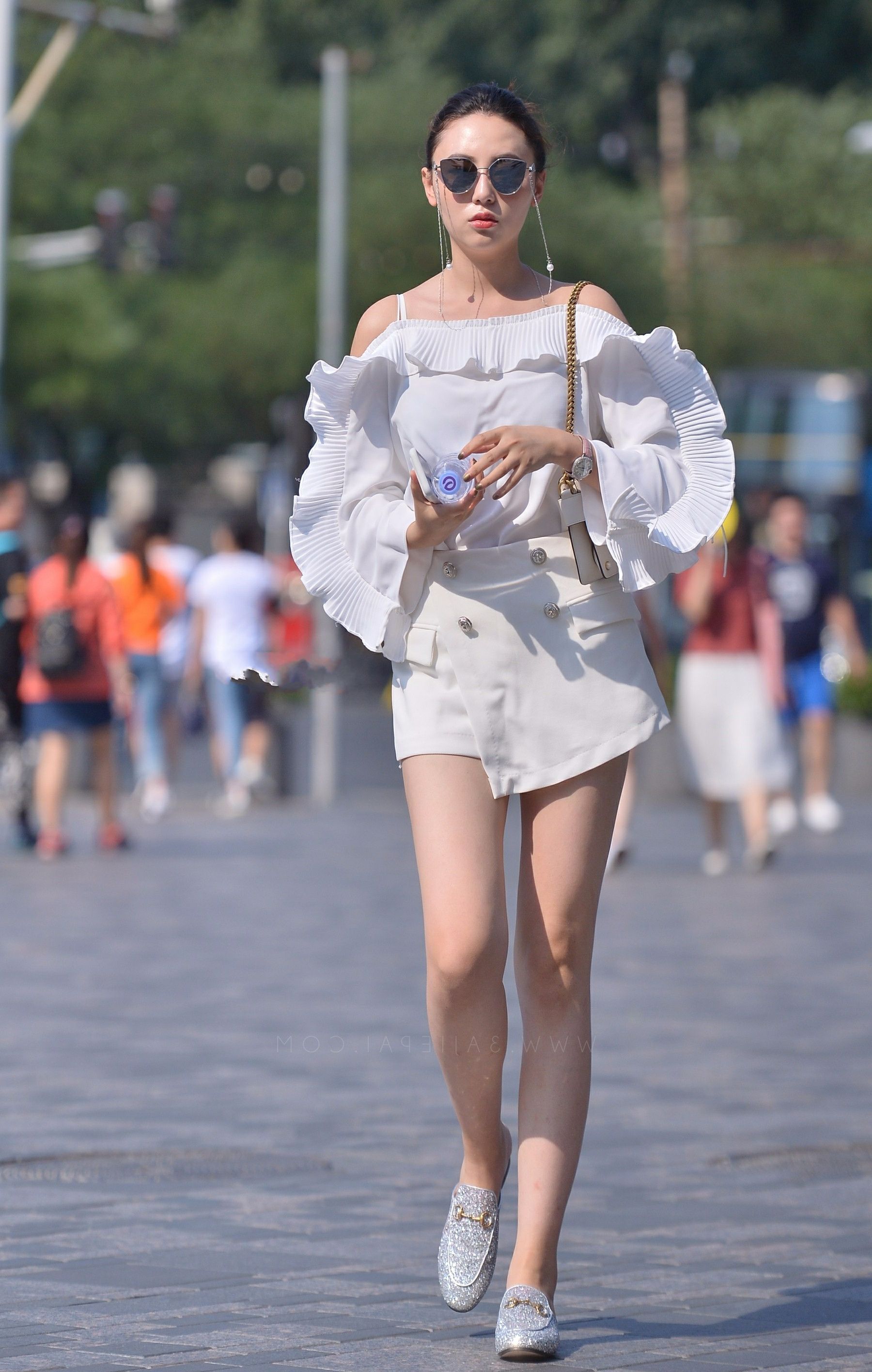 气质小姐姐白色露肩装气场强大,高挑好身材,一袭白衣光彩夺目