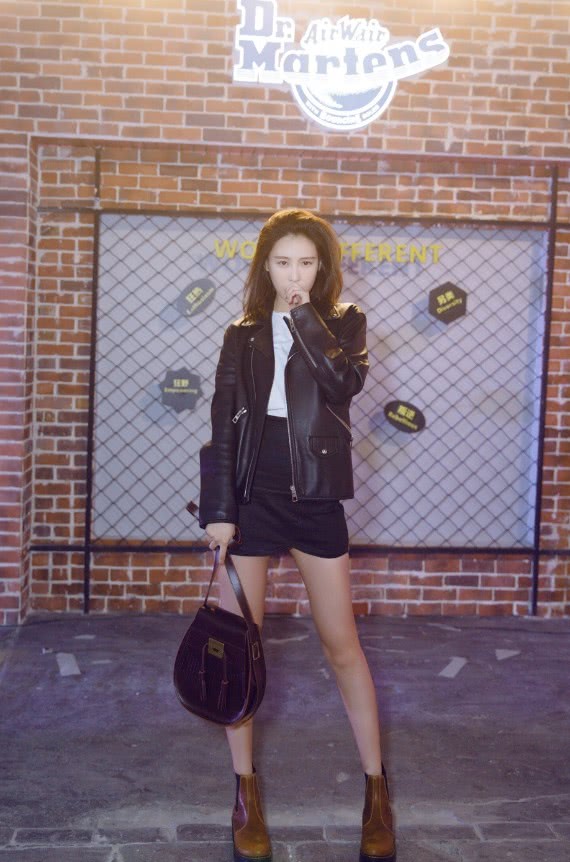 施予斐也是会玩,裹"床单"出门却要秀锁骨,这是冷还是热?