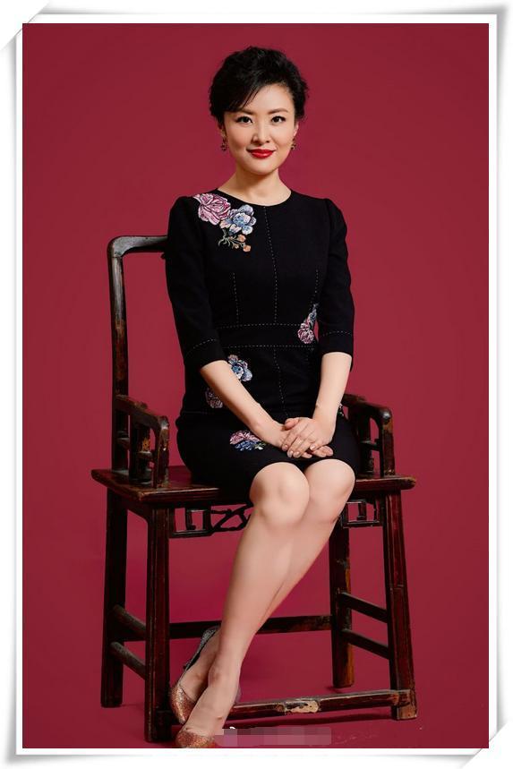 周涛素颜近照曝光!这五官和平时判若两人,网友直呼:认不出