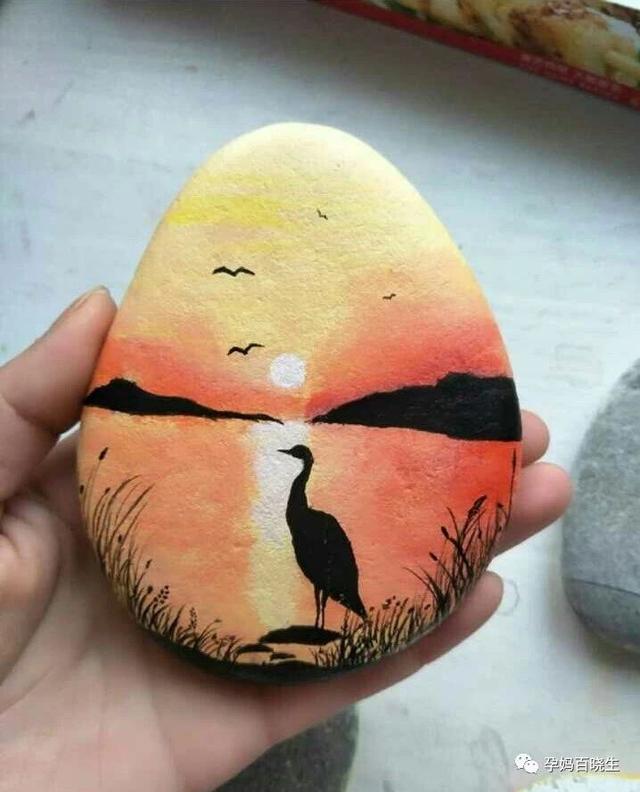 简单的亲子互动:和宝宝一起来画个小石头吧!