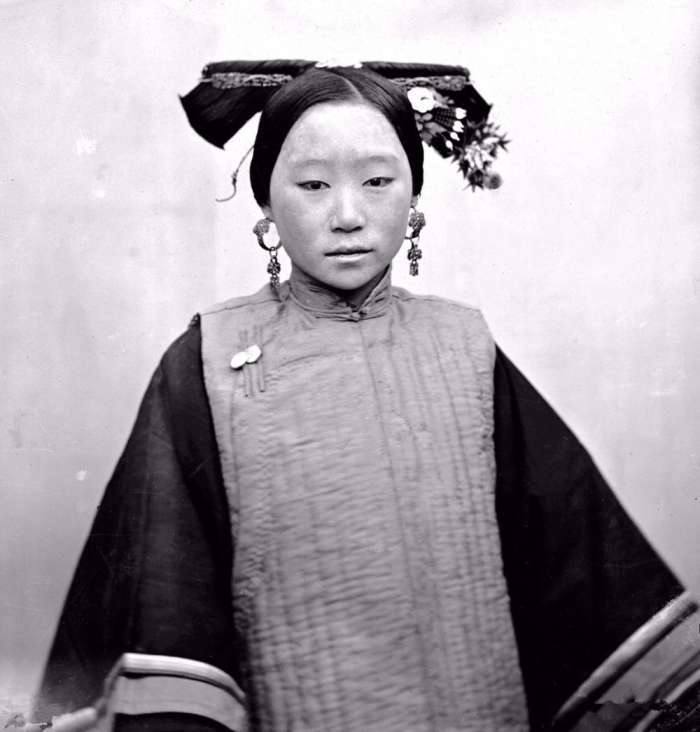 英国人拍摄的晚清妇女:这组照片中既有当时贵族家的女孩,也有普通穷苦