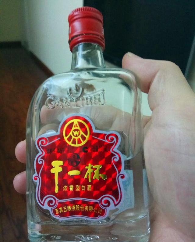 处境尴尬的粮食酒摆超市无人问津价格不贵却是实在好酒