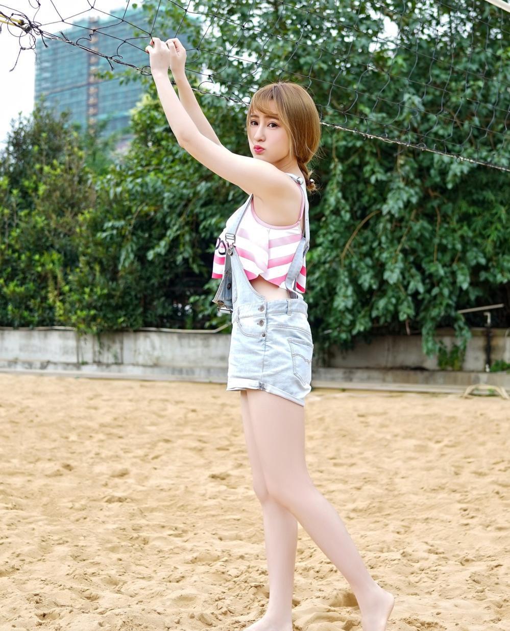 热裤搭配背心已经成为今夏最流行的穿搭不止清凉而且特秀身材