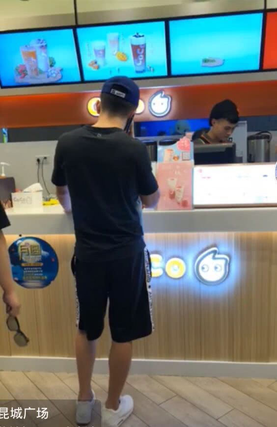 何捷陪张馨予逛街穿几百块衣服喝十几块奶茶平平淡淡才是真