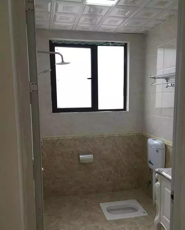 哥们豪掷70万打造农村小别墅,进门笑出声,碰上蹲坑和土灶