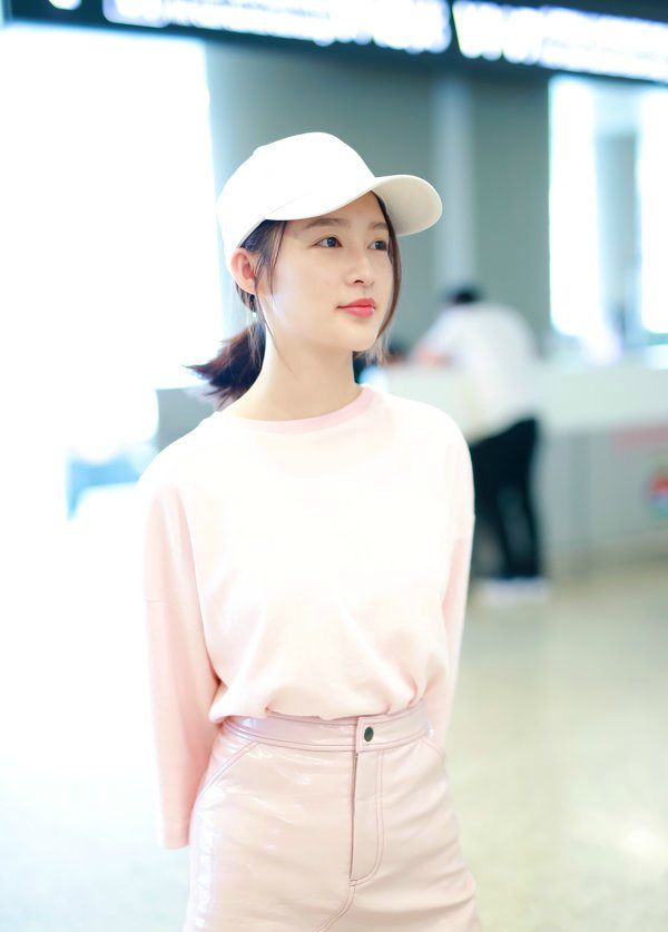 李沁休闲装扮亮相机场如邻家女孩为粉丝签名毫无明星架子