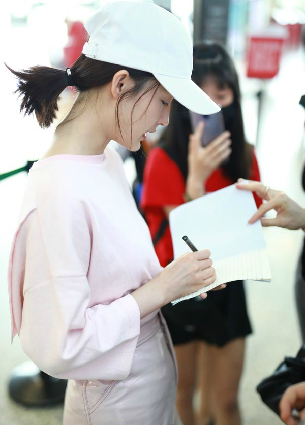 李沁休闲装扮亮相机场如邻家女孩为粉丝签名毫无明星架子