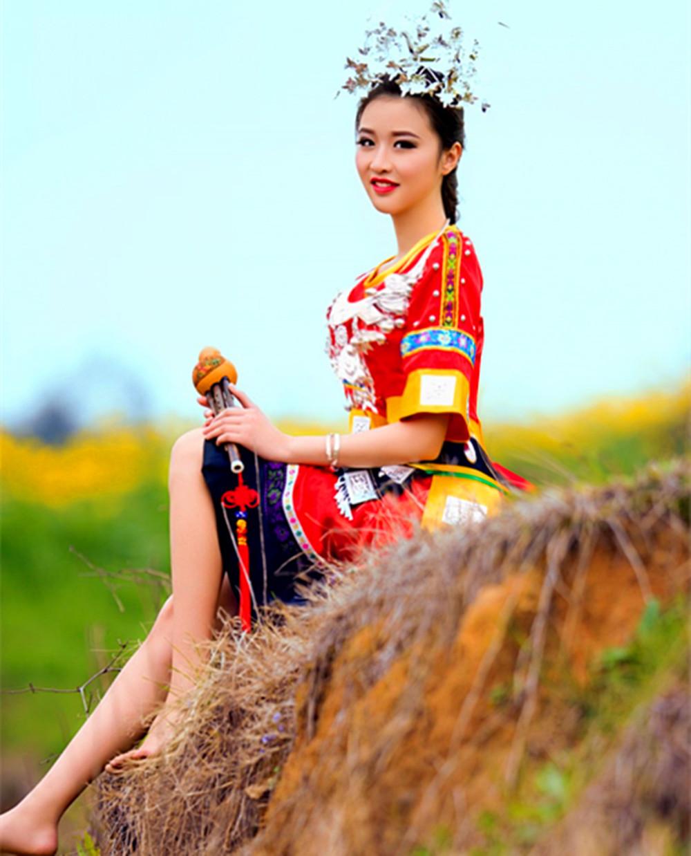 中国有一个傣族小故宫里面的小姐个个吹奏技艺惊人赏后竞折腰