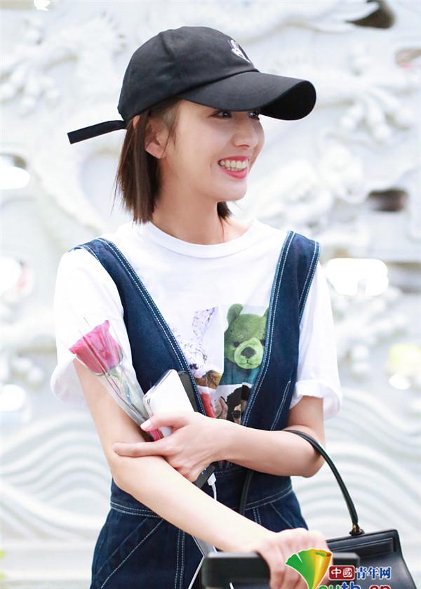 佟丽娅清新短发俏丽亮相 戴棒球帽露完美侧颜