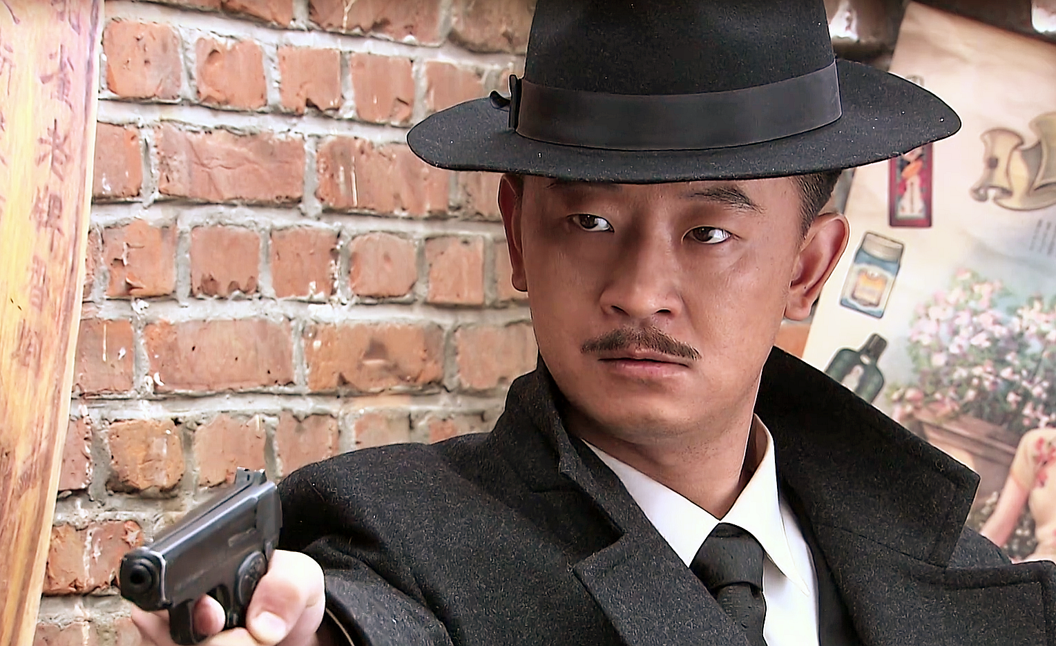 年他跟黄晓明,孙俪,李雪健合作的电视剧《新上海滩》,黄海波演"丁力"