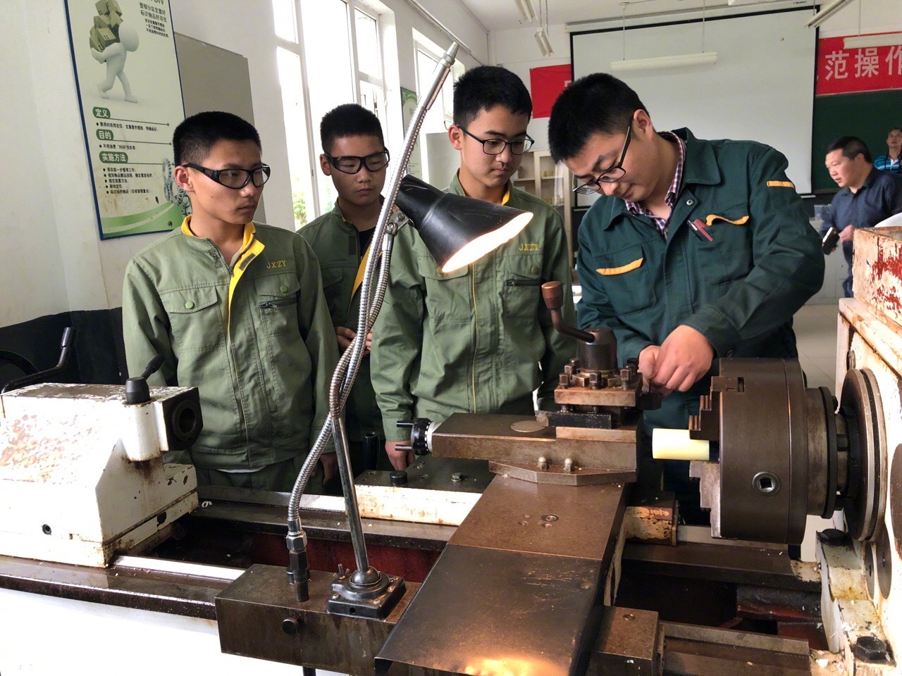 中专毕业后找什么样的工作 怎样选择低学历男生合适的职业