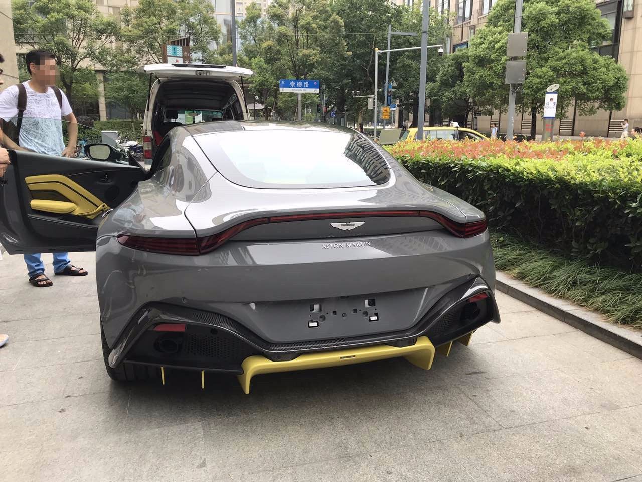 新vantage延续阿斯顿马丁db10概念车的设计风格,标准的短车尾长车头