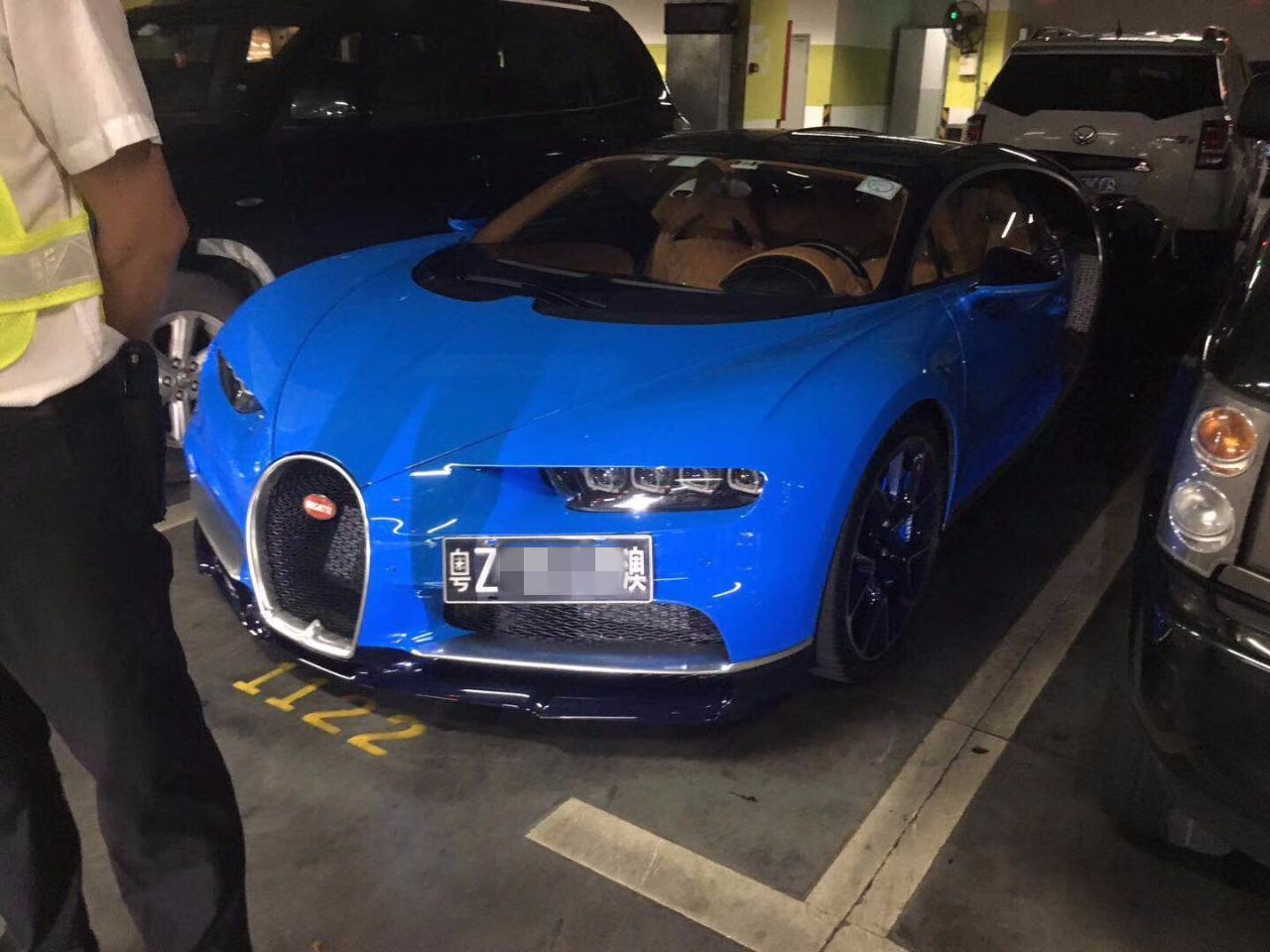 中国首台布加迪熙龙上街,挂粤z黑牌,只能在两个地方开
