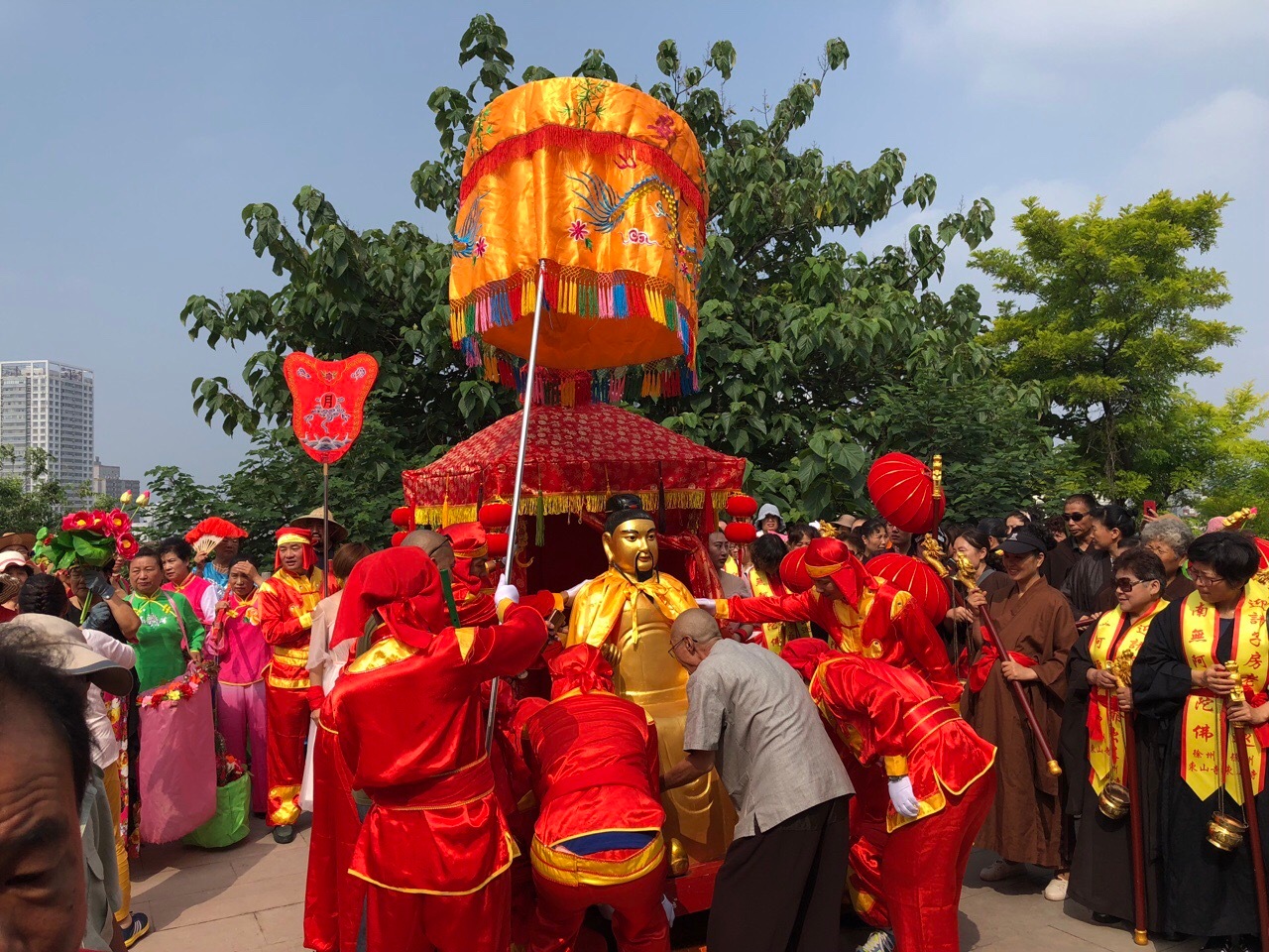 7月1日上午,徐州一年一度的子房老爷出巡这一传统庙会活动如期进行