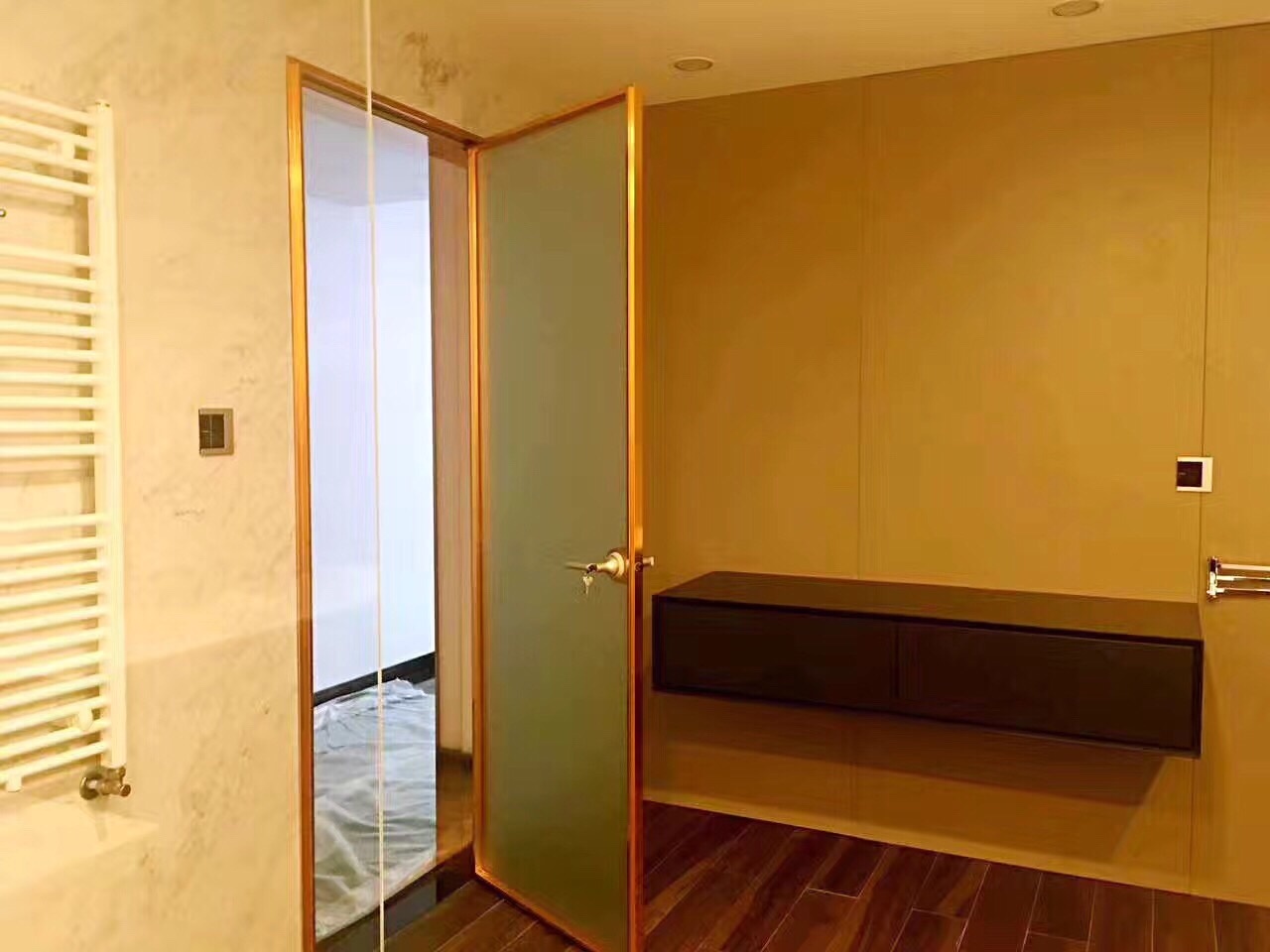 窄金属边框的玻璃门.这类门原本用在办公室,商业场所比较多