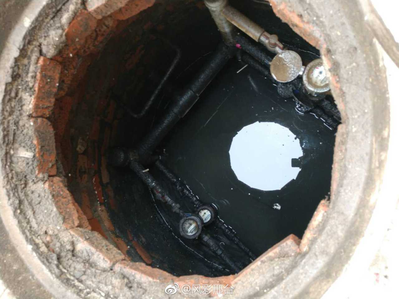 反应个事,邢台市桥东区新合庄居民楼自来水井全都被污水泡着