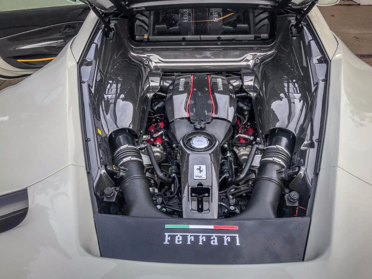 9升双涡轮增压发动机能爆发721匹马力,770牛米.