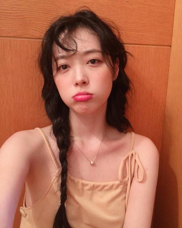 崔雪莉穿高筒靴秀美腿,却被新发型抢镜,高颜值也难驾驭这造型